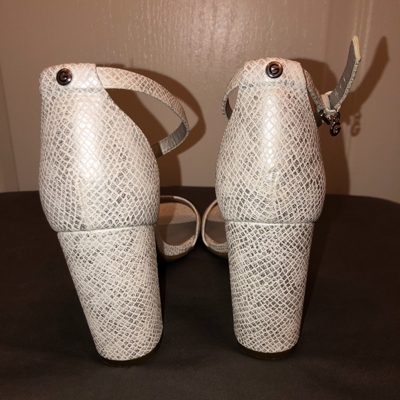 8 White and silver snakeskin Guess heels - Picture 6 of 6